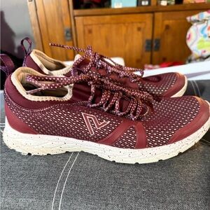 Vionic Alma sneaker maroon size 9